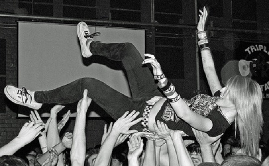 crowd-surfing-flickr-6947226867-2b5b0340bb-z crowd-surfing-flickr-6947226867-2b5b0340bb-z