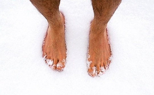 barefoot-in-snow-flickr barefoot-in-snow-flickr