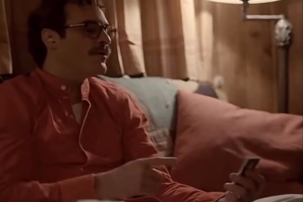 her-talking-to-mobile