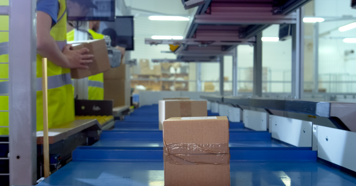 Сортировщик посылок. Конвейер сбрасывает посылку. Обработка почтовых отправлений. Автоматический сортировщик посылок. Сортировочный пост оснащается:.